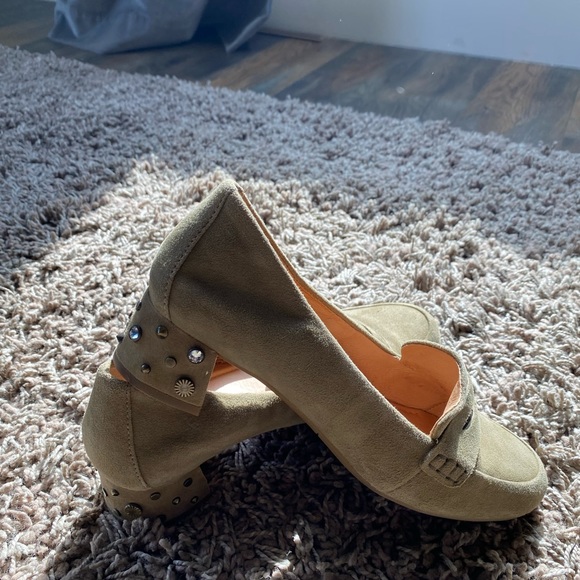 UGG brand suede loafer style shoe - Picture 4 of 4